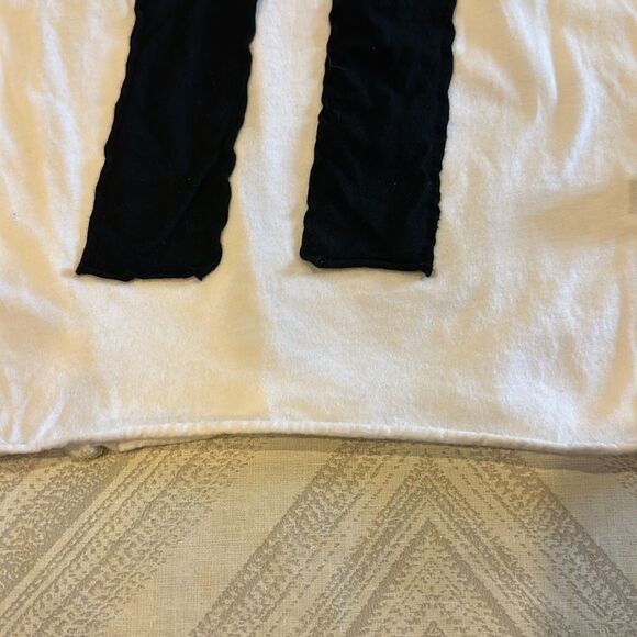 nununu Boys White Long Sleeve Top with Two Vertical Black Stripes - Size 4/5 - Picture 3 of 7